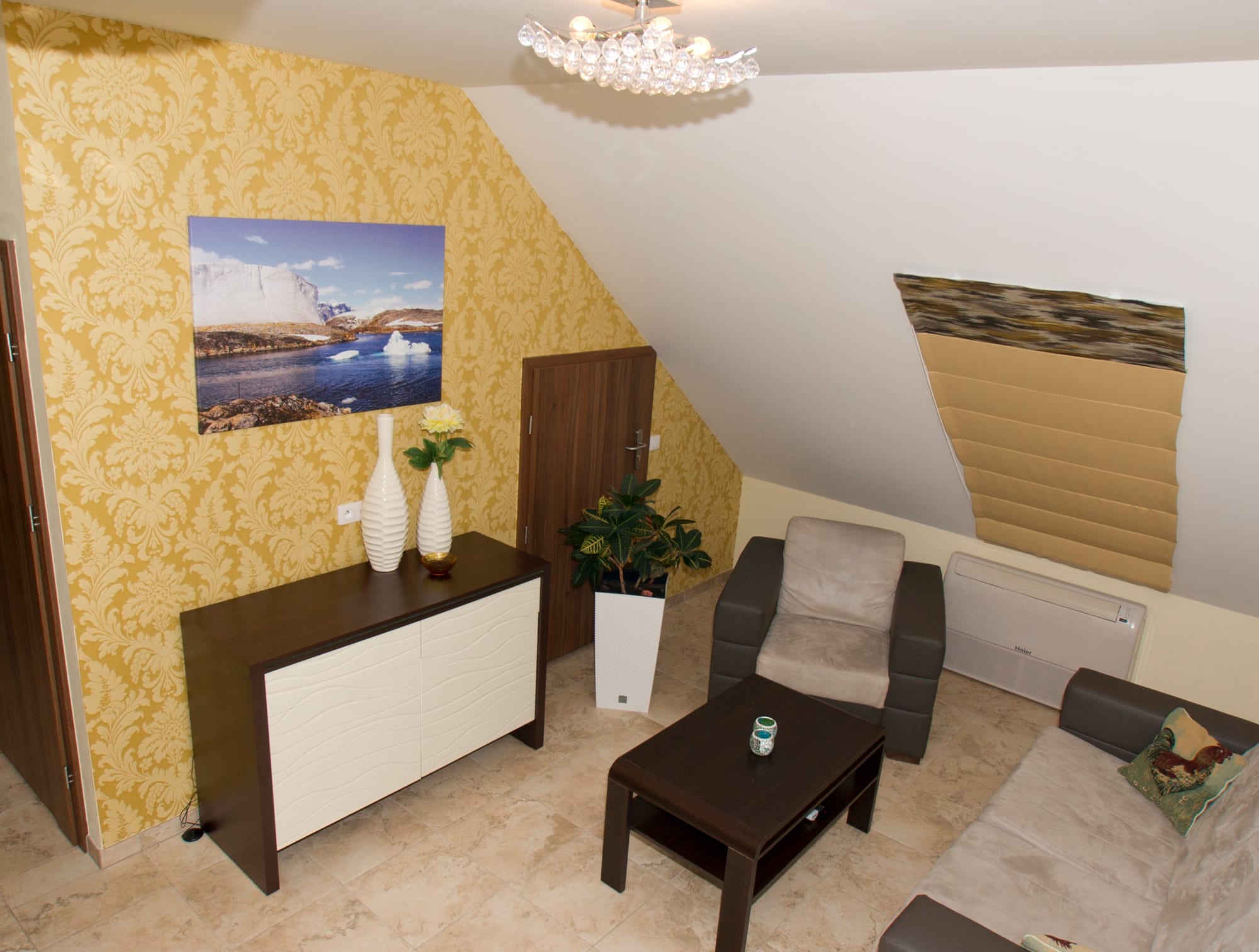 Salon z kanapą i fotelami