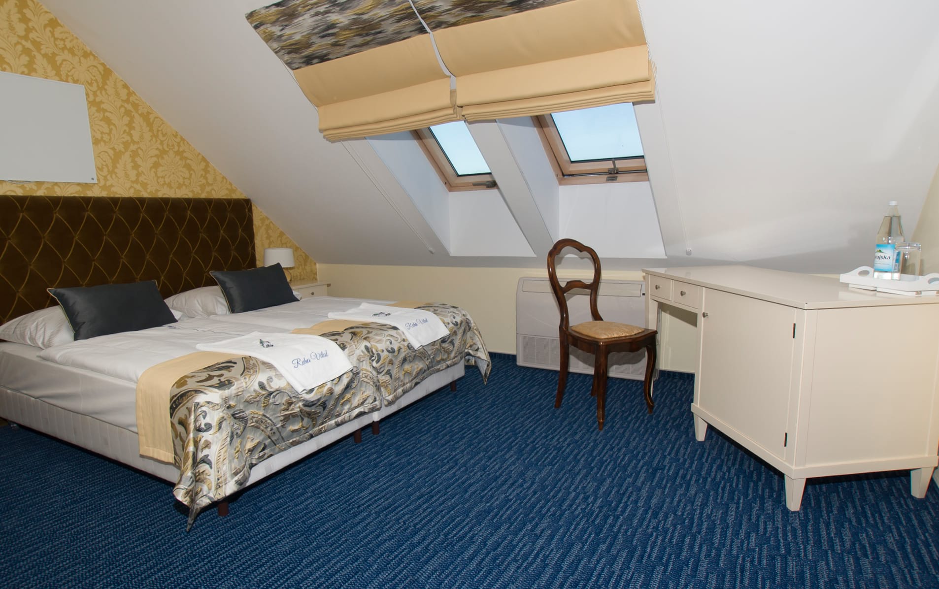 Pokój hotelowy z dwoma łóżkami pod skosami